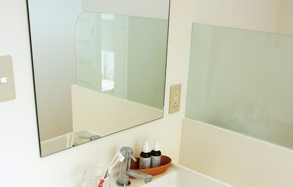 洗面所の鏡